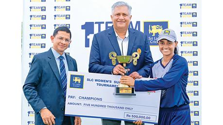 Team Greys skipper Harshitha Madawi Samarawickrama receiving the Champions Trophy from Suresh Bulankulama SLC Senior Manager Cricket Operations and SLC Women's Cricket Consultant and Administration Manager Manuja Kariyapperuma. (Pic by SLC)