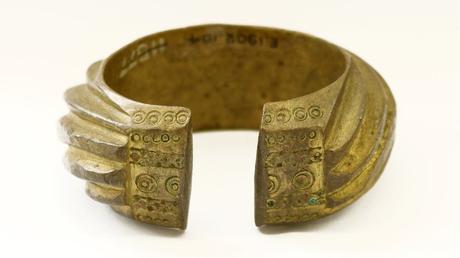 Cambridge University to return Benin Bronzes to Nigeria A brass penannular bracelet decorated with heavy slanting bands