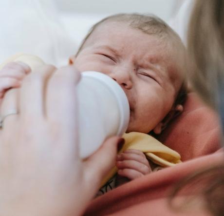 How to Prevent Baby Spitting Up Curdled Milk? Is it harmful? Find the answers to these in this definitive guide on spitting up for new parents