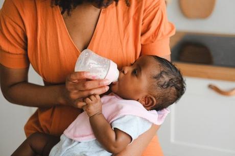 How to Prevent Baby Spitting Up Curdled Milk? Is it harmful? Find the answers to these in this definitive guide on spitting up for new parents