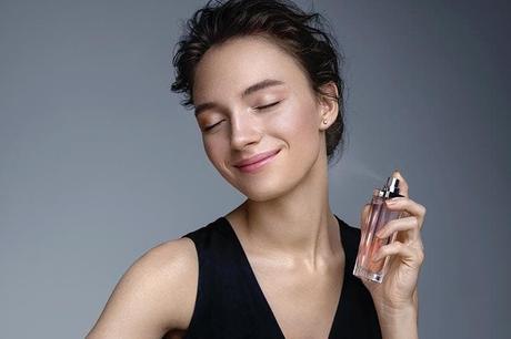 Become stylish and confident with these 20 great tips from Carolina Herrera 3 Put on perfume