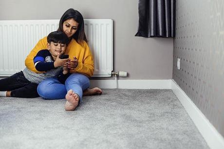 Do you really have to turn off the heating at night to save energy? 3 Warm up by the radiator