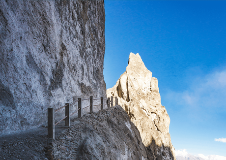 Trekking trail to Tilicho