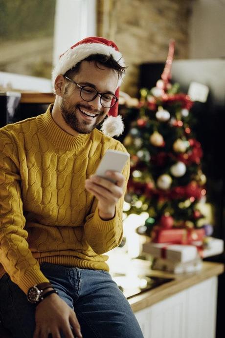 New Year's Greetings on WhatsApp: The Trick to Send the Same Message to Multiple Contacts with One Click 4 Person using their smartphone