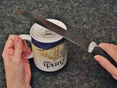 Sharpen the knife with a mug 