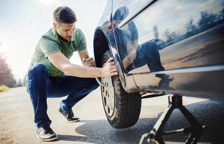Flat tire ? The trick to easily repair it without calling the technician 3 Change a flat tire