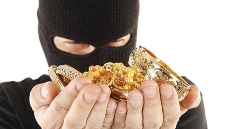 Jewellery worth Rs. 4.4. Mn robbed from woman