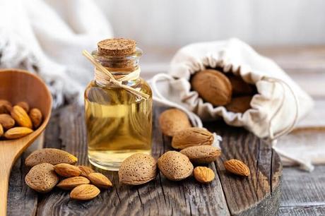 Hands chapped because of the cold? The magic trick to hydrate them: your skin will be smooth and very soft 3 sweet almond oil