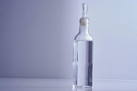 Why is it important to put a sponge with the laundry in the washing machine? 4 white vinegar