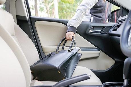 Leaving your bag on the passenger seat is a very bad idea: here's why 4 pickpocketing