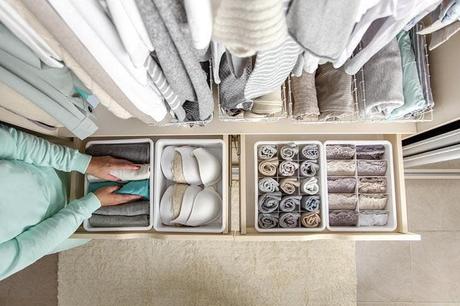 Place a bar of soap in your cupboards: you will immediately notice the unexpected result on clothes. 3 Organize your wardrobe