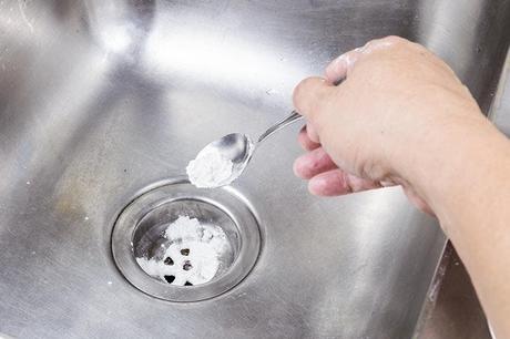 Why put a straw in the pipes? The dreaded solution to a common problem 3 Pour baking soda down the sink