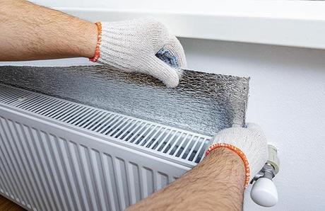 Reduce your heating bills by 25% with a simple trick: no more expensive bills 4 Installation of an insulating film behind the radiator