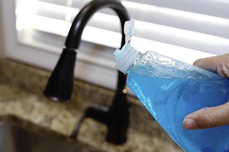 A simple remedy to remove grease stains from clothes: to be done before washing 3 Dishwashing liquid