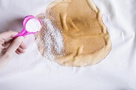 A simple remedy to remove grease stains from clothes: to be done before washing 4 Untie clothes