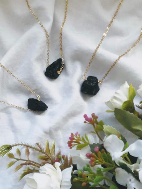 10+ Styles: Raw crystal pendants to wear to a party