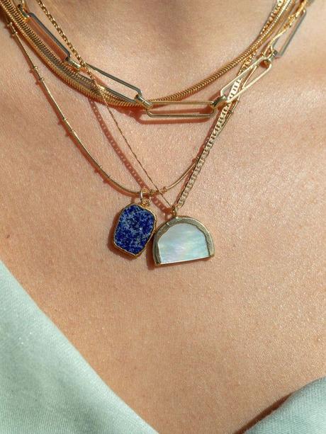 10+ Styles: Raw crystal pendants to wear to a party