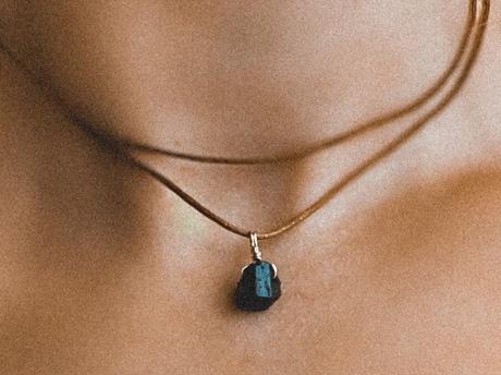 All the ways to put crystals on necklace (DIY Inspo)