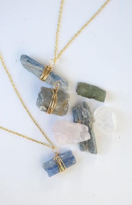 All the ways to put crystals on necklace (DIY Inspo)