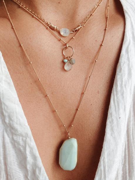 All the ways to put crystals on necklace (DIY Inspo)