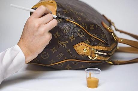 Repair a handbag with leather dye