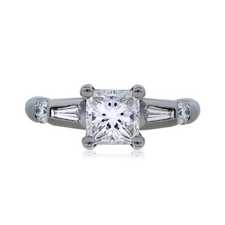 Princess cut engagment ring with tapered baguettes