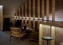 Bar in the attic of an old house by Inblum Architects