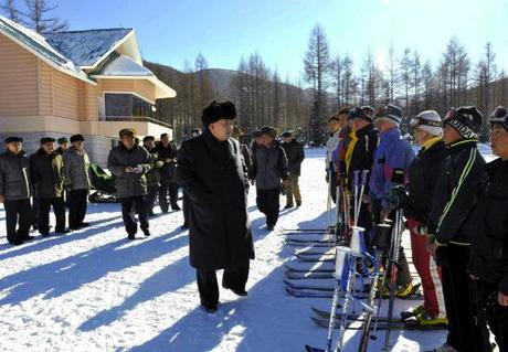 Kim Jong Un greets members skiers of the Sajabong Sports Team  (Photo: Rodong Sinmun).