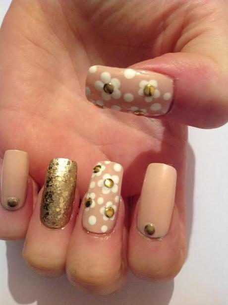 Manicure Monday - Marc Jacobs Daisy Inspired