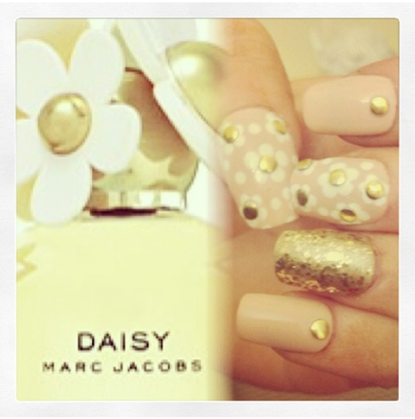 Manicure Monday - Marc Jacobs Daisy Inspired