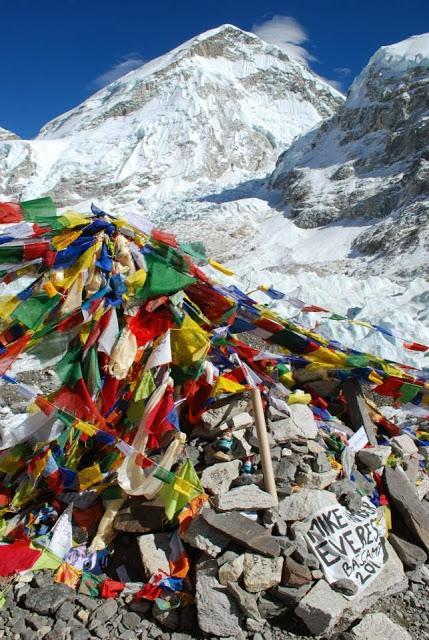 Oscar and Felix the Roaming Gnomes Make it to Everest Base Camp!