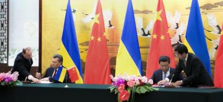 President of Ukraine Viktor Yanukovych and President of China Xi Jinping sign agreements in Bejing.