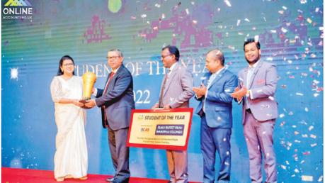 ‘Student of the Year 2021’ at onlineaccounting.lk Pawani Perera receving her award 