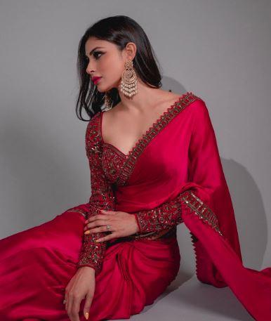 monochrome red sarees look