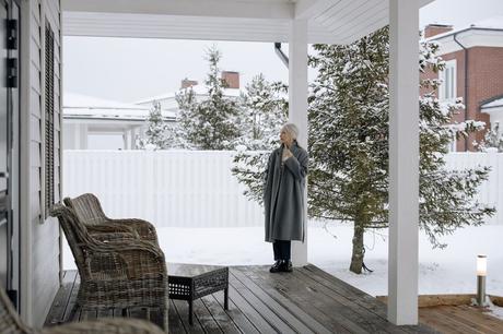 How to Decorate Your Front Porch for Winter