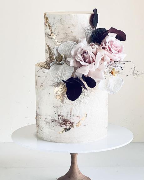 black and gold cakes with light rose decor