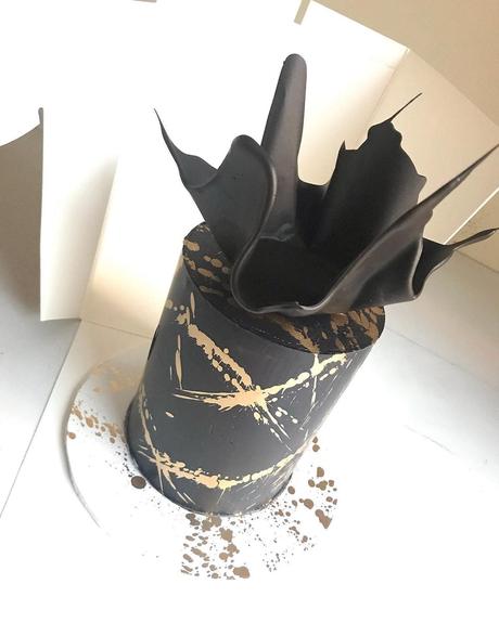 black and gold cakes for minimalistic weddings