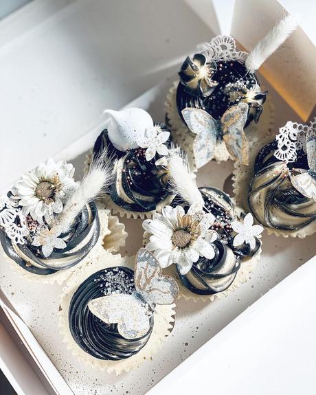 black and gold cakes cupcakes with flowers and feathers