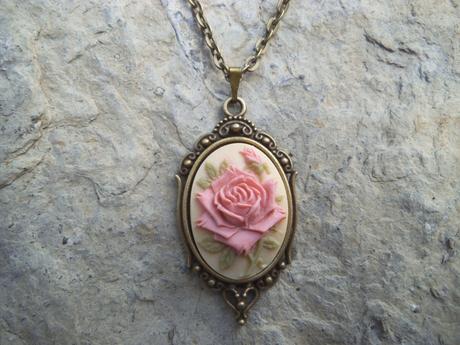 Cottagecore aesthetic in jewelry: Guide to Victorian replicas