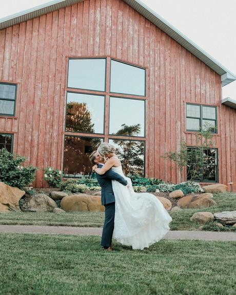 best illinois wedding venues couple bride groom barn