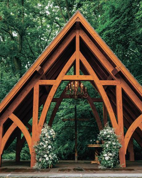 wedding-venues-in-pennslyvania-wooden-barn-stone-mile-inn