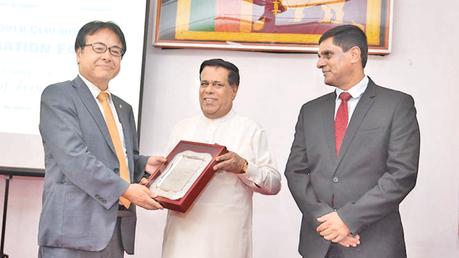 Minister Nimal Siripala presenting a token of appreciation to Japanese ambassador to Sri Lanka, MIZUKOSHI Hideaki.