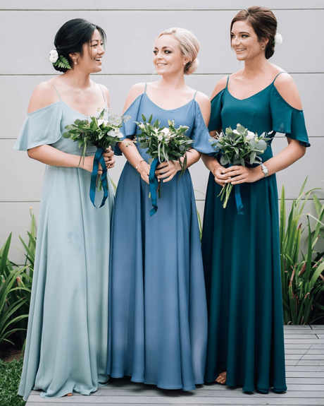 beach wedding guest ideas in blue colors