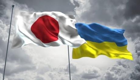 How should Japan show its political presence at a bilateral meeting with Ukraine?