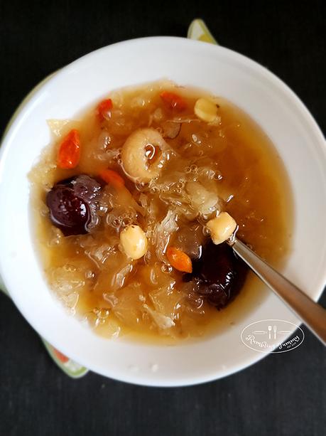 Lily Bulb with white fungus sweet soup (百合银耳糖水)