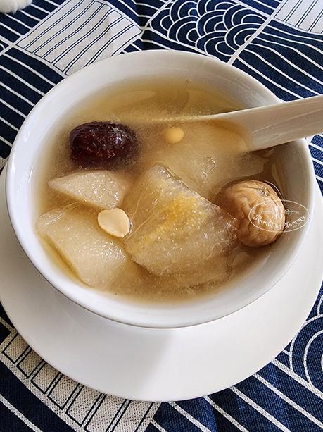White Fungus with pear sweet soup
