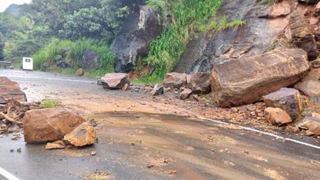 Rocks  fall  on Kandy  Mahiyangana road
