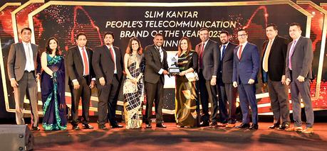 Dialog Axiata PLC team accepting the SLIM-KANTAR People’s Awards 2023. 