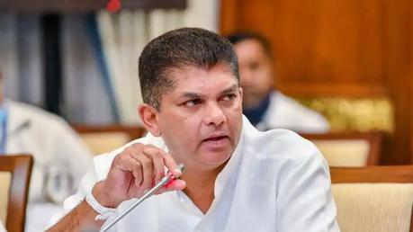 Union leaders enjoying privileges while inconveniencing public- Ratwatte