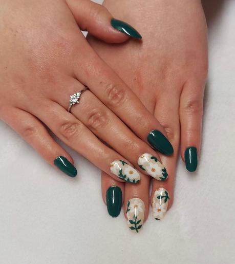 Creative Dark Green Nail Ideas For Every Aesthetic